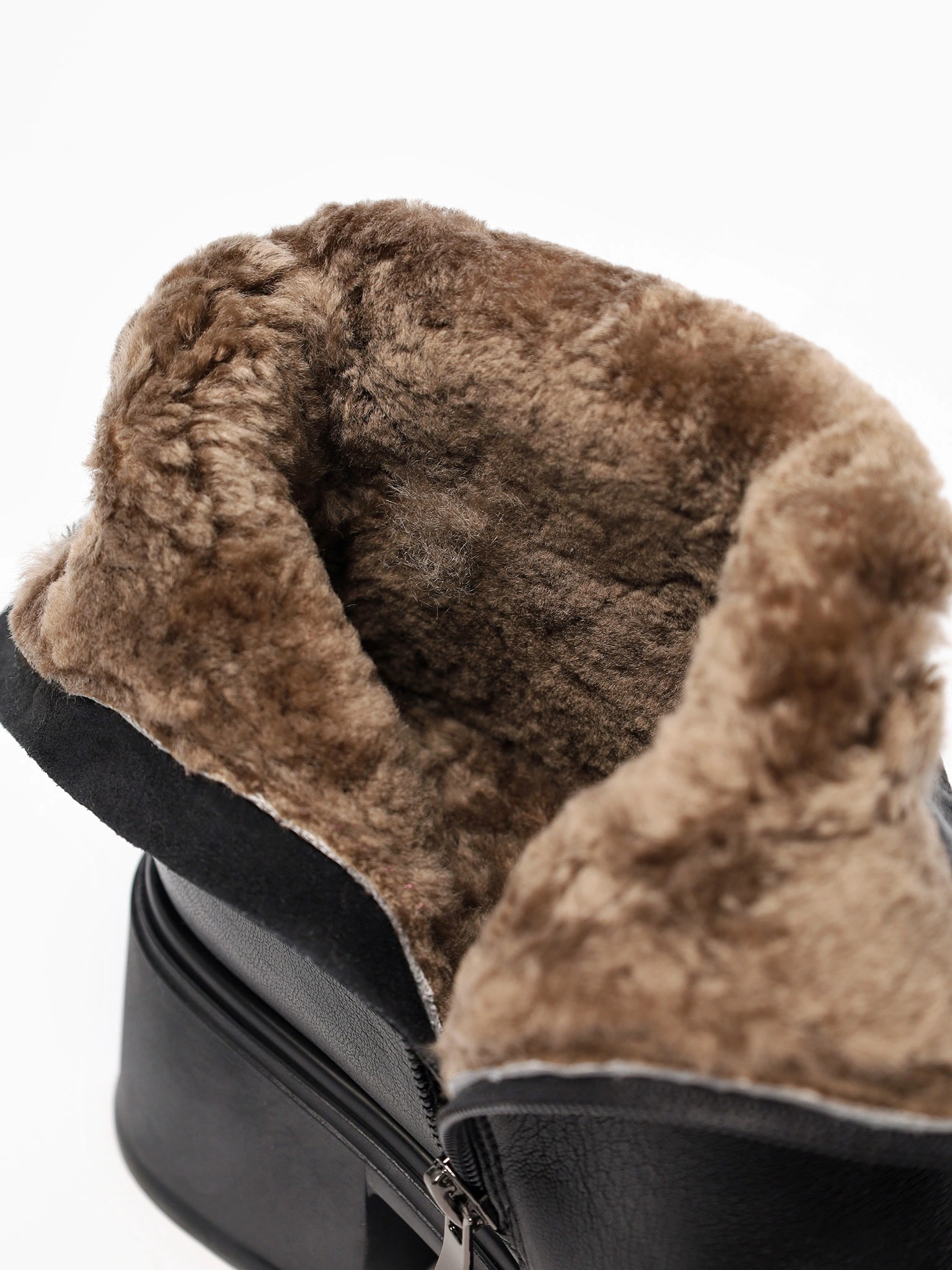 Ботинки черного цвета на высоком широком каблуке